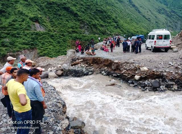 महाकाली नगरपालीकाको ८ काकँडामा खहरे खोला बढेपछी बाटो अबरुद्ध 